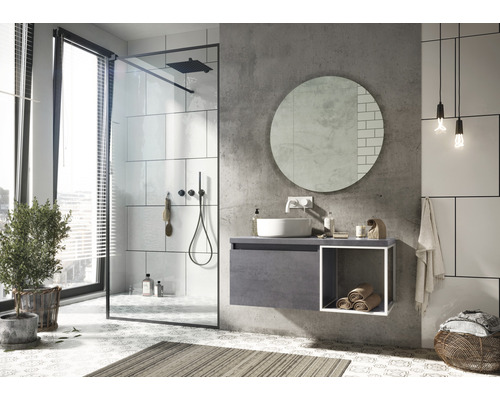 Moderná kúpeľňa so sprchou, umývadlom, zrkadlom a dekoráciou