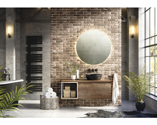 Kúpeľňa v loftovom štýle s umývadlom, zrkadlom s osvetlením, rebríkom na sušenie uterákov a vaňou