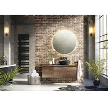 Kúpeľňa v industriálnom štýle s umývadlom, zrkadlom, radiátorom a vaňou.