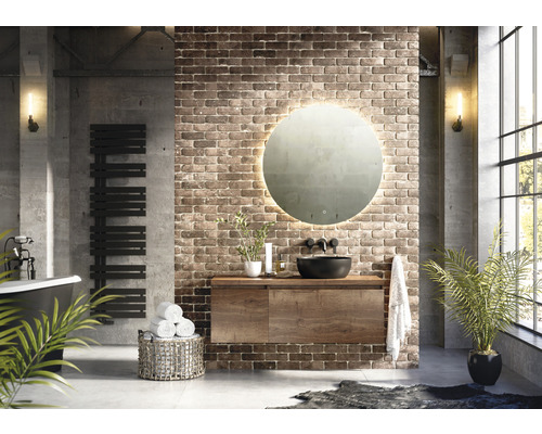 Kúpeľňa v industriálnom štýle s umývadlom, zrkadlom, radiátorom a vaňou.