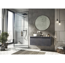 Moderná kúpeľňa so sprchou, umývadlom, zrkadlom a osvetlením