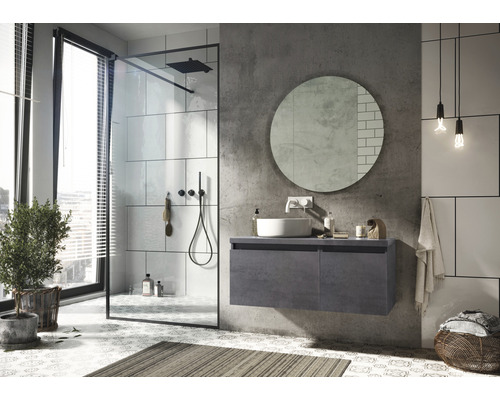 Moderná kúpeľňa so sprchou, umývadlom, zrkadlom a osvetlením