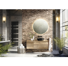 Kúpeľňa v industriálnom štýle s umývadlom, zrkadlom a radiátorom