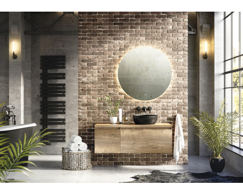 Kúpeľňa v industriálnom štýle s umývadlom, zrkadlom a radiátorom