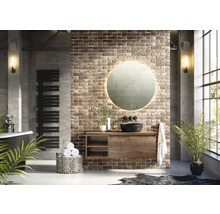 Kúpeľňa v štýle loft s umývadlom, zrkadlom s osvetlením a radiátorom