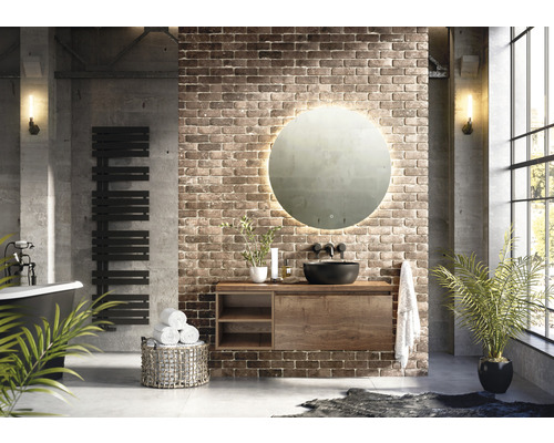 Kúpeľňa v štýle loft s umývadlom, zrkadlom s osvetlením a radiátorom