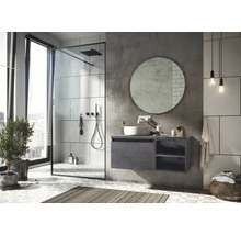 Moderná kúpeľňa so sprchou, umývadlom, zrkadlom a osvetlením