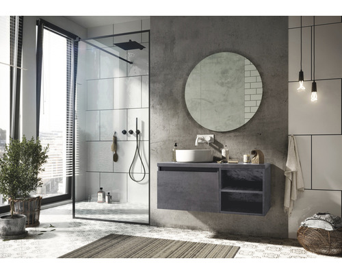 Moderná kúpeľňa so sprchou, umývadlom, zrkadlom a osvetlením