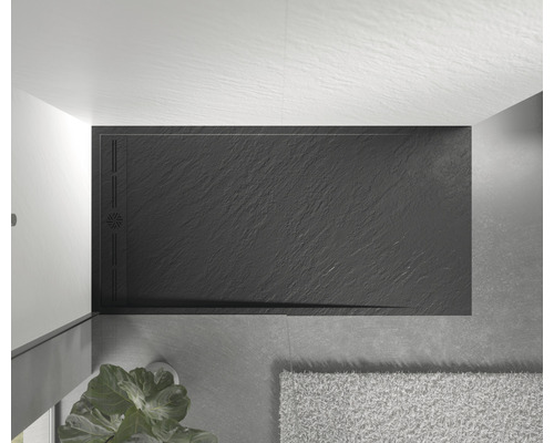 Pohľad zhora na sprchu s plochou bridlicovou sprchovou vaničkou v kúpeľni.