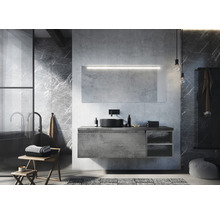 Moderná kúpeľňa s umývadlom, zrkadlom s osvetlením, umývadlovou misou a doplnkami.