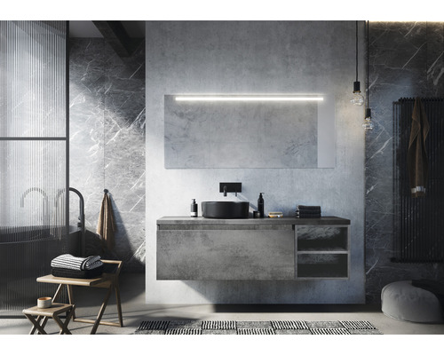 Moderná kúpeľňa s umývadlom, zrkadlom s osvetlením, umývadlovou misou a doplnkami.