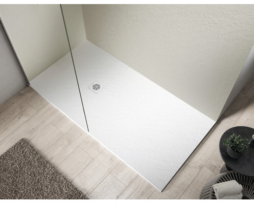 Sprchovací kút s plochou sprchovou vaničkou a odtokovou súpravou v moderne zariadenej kúpeľni