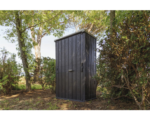 Drevená búda v záhrade