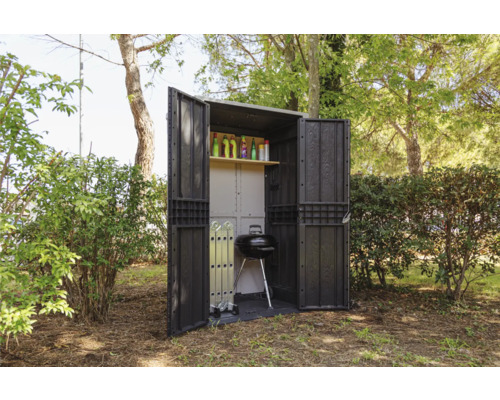 Otvorená plastová záhradná búda s policami, grilom a rebríkom v záhrade