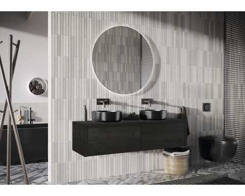 Svetlá kúpeľňa s dvojitým umývadlom, okrúhlym zrkadlom a obkladanou stenou