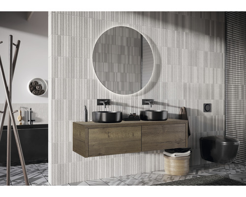 Moderná kúpeľňa s umývadlovou skrinkou, zrkadlom, umývadlom a toaletou.