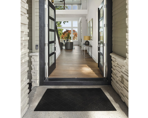 Vstupný priestor s rohožkou a otvorenými dverami
