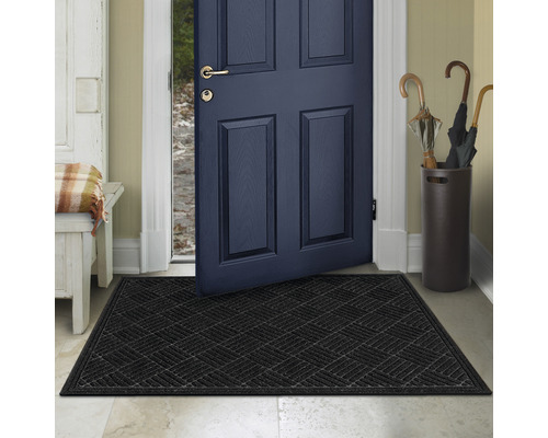Čierna rohožka pred otvorenými vchodovými dverami