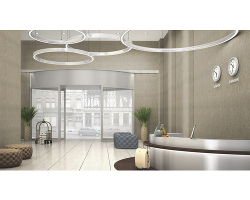 Svetlá vstupná hala s otočnými dverami, recepciou a okrúhlymi stropnými svietidlami