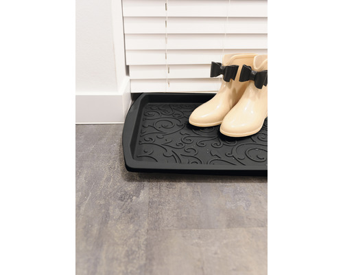 Odkvapkávač na topánky so vzorom a pár gumákov