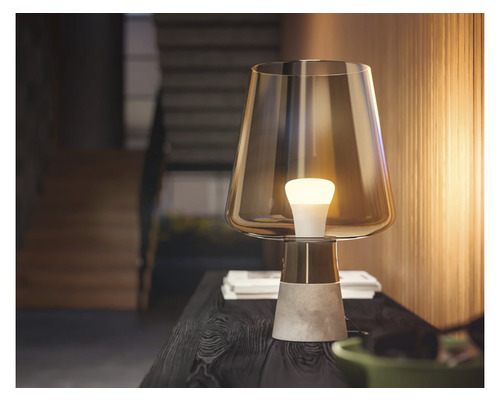 Stolná lampa so skleneným tienidlom a betónovým podstavcom na stole