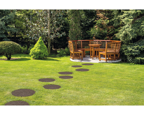 Záhrada s trávnikom, nášľapnými doskami a dreveným posedením