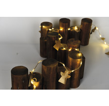 Dekoratívne drevené aranžmán s anjelskými príveskami a svetelnou reťazou