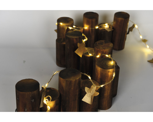 Dekoratívne drevené aranžmán s anjelskými príveskami a svetelnou reťazou