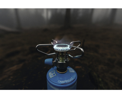 Kempingový plynový varič s plameňom vonku