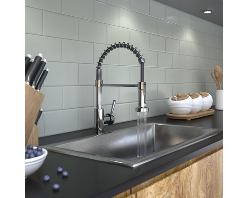 Kuchynská scéna s drezom, kohútikom so špirálovou pružinou, nožmi a riadom