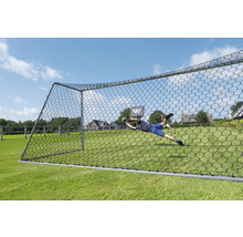 Futbalová bránka s osobou chytajúcou loptu vonku