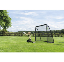 Vonkajšia scéna s futbalovou bránkou a brankárom chytajúcim loptu na trávniku.