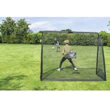 Futbalová bránka s hrajúcimi sa deťmi v záhrade