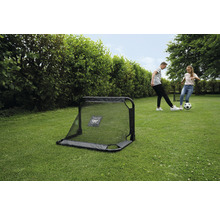 Futbalová bránka s dvoma tínedžermi na trávniku