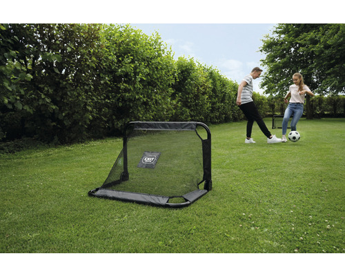 Futbalová bránka s dvoma tínedžermi na trávniku