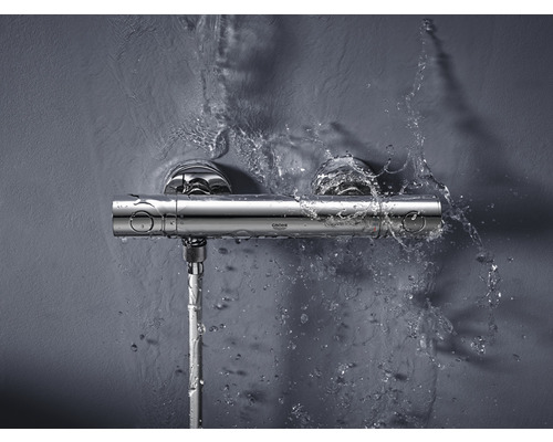 Nástenná termostatická sprchová batéria s prúdom vody v kúpeľni