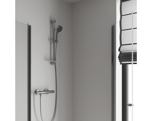 Sprchovací kút s ručnou sprchou a oknom so sťahovacou roletou