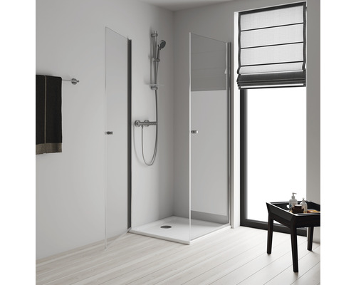 Priestranný sprchovací kút s hlavovou sprchou a termostatom vo svetlej kúpeľni