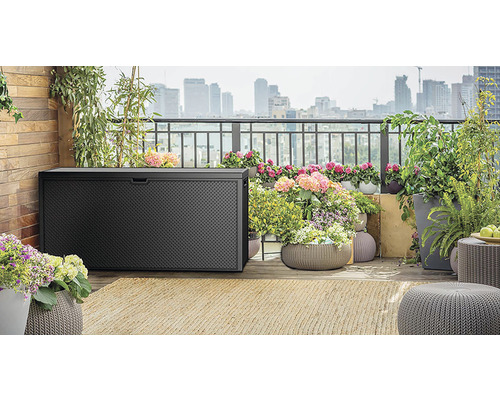 Záhradný box na balkóne s rastlinami a mestskou krajinou v pozadí