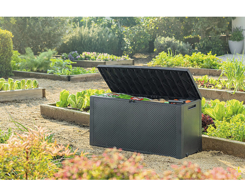 Otvorený záhradný box z plastu na uloženie záhradného náradia v záhrade