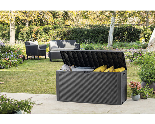 Otvorený záhradný box v záhrade so záhradným nábytkom