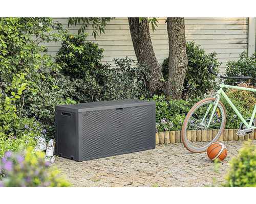 Fotografia sivej záhradnej truhlice vonku vedľa bicykla a basketbalovej lopty