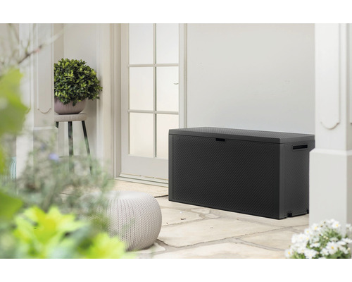 Čierny záhradný box z plastu na terase