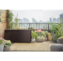 Exteriér terasy s hnedým úložným boxom, rastlinami a výhľadom na mesto