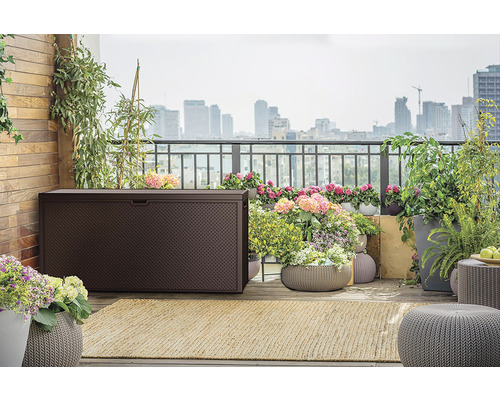 Exteriér terasy s hnedým úložným boxom, rastlinami a výhľadom na mesto