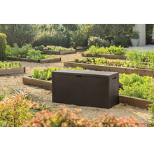 Záhradná scéna s hnedým záhradným boxom na štrku medzi zeleninovými záhonmi.