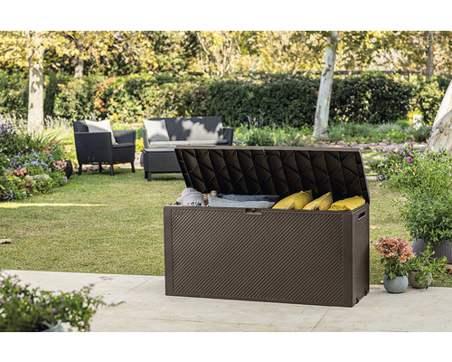 Otvorený záhradný box s vankúšmi a prikrývkami v záhrade