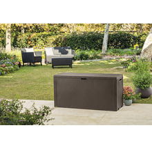 Hnedý plastový záhradný box na terase so záhradným nábytkom v pozadí