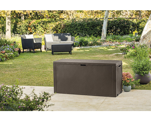 Hnedý plastový záhradný box na terase so záhradným nábytkom v pozadí