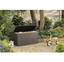 Otvorený úložný box v záhrade s hračkami